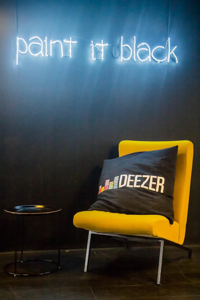 Locaux de Deezer avec musique, pour un article sur la kermesse et la roadmap produit