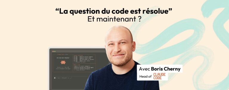 L'homme souriant devant un écran d'ordinateur avec code, promotion de formation en programmation et.