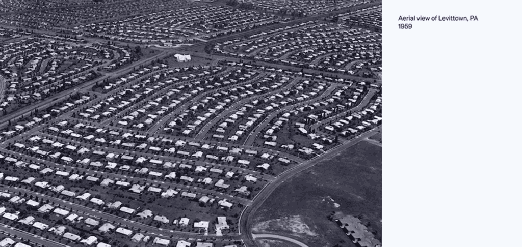 Vue aérienne en noir et blanc de Levittown, en Pennsylvanie, en 1959 : des rangées de maisons quasi identiques le long de rues courbes